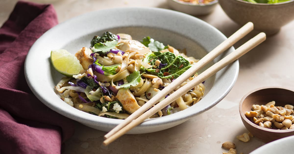 Kål-pad thai med ägg, jordnötter och lime | Hemköp