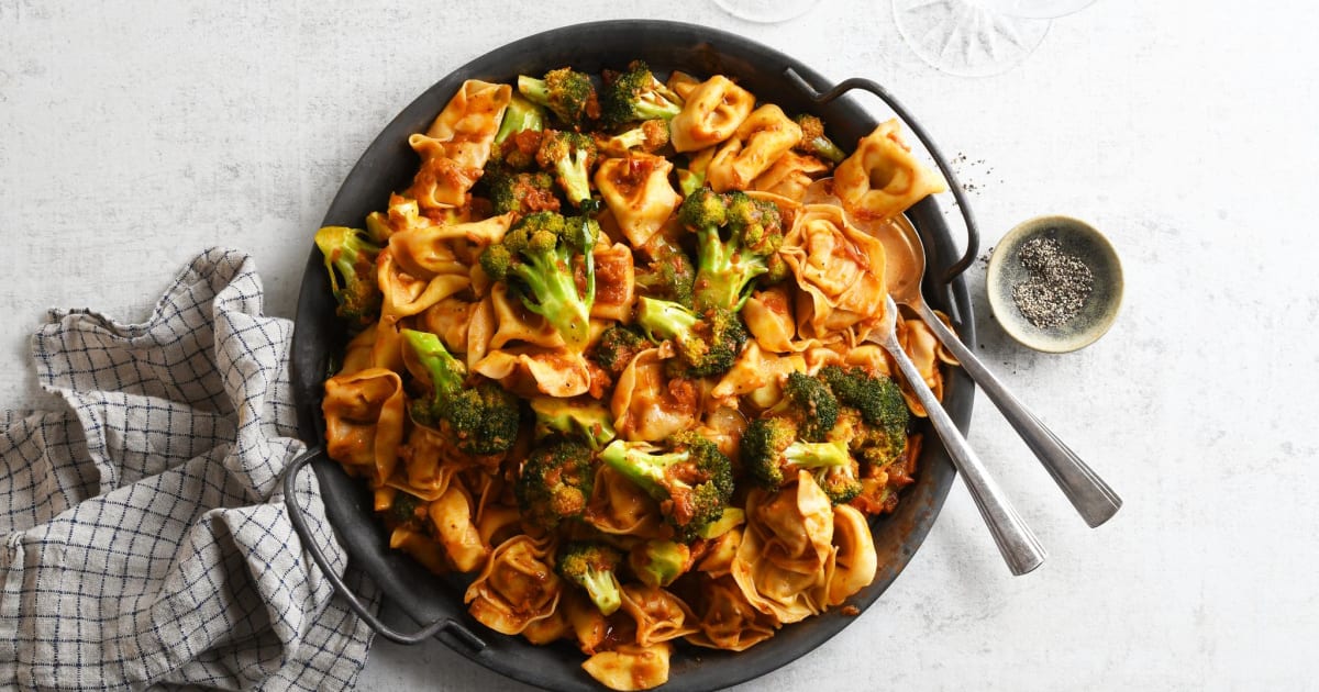 Tortelloni mozzarella med tomatpestosås och broccoli | Hemköp