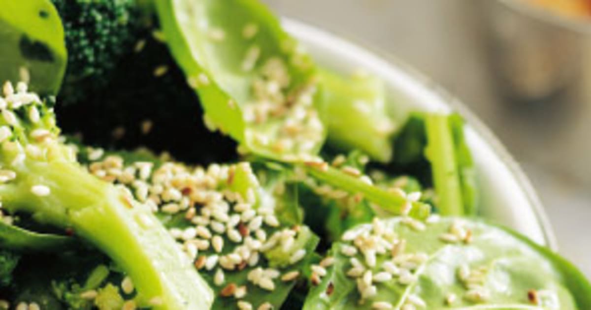 Spenatsallad med broccoli och sesamdressing | Hemköp