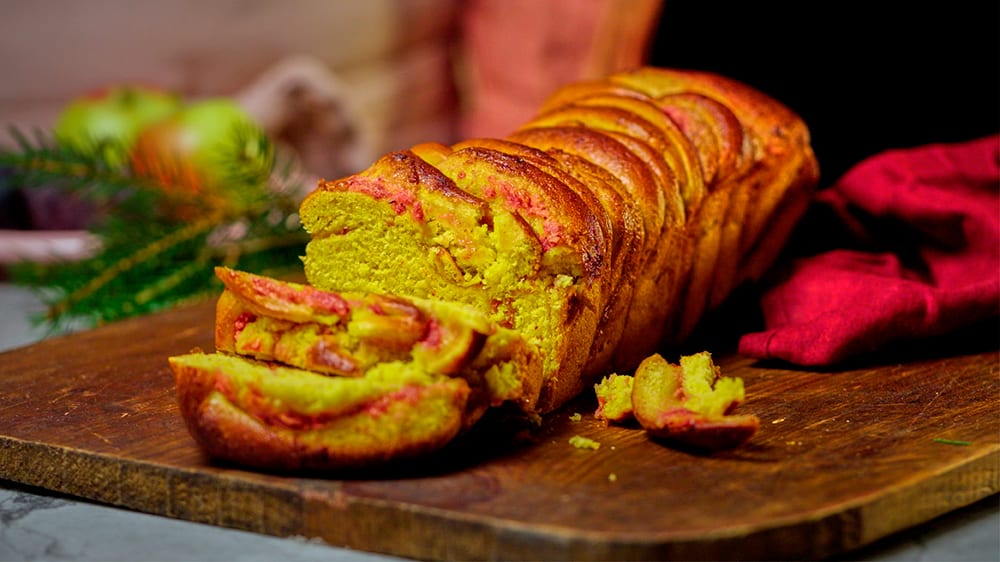 Saftig saffransfläta med lingon