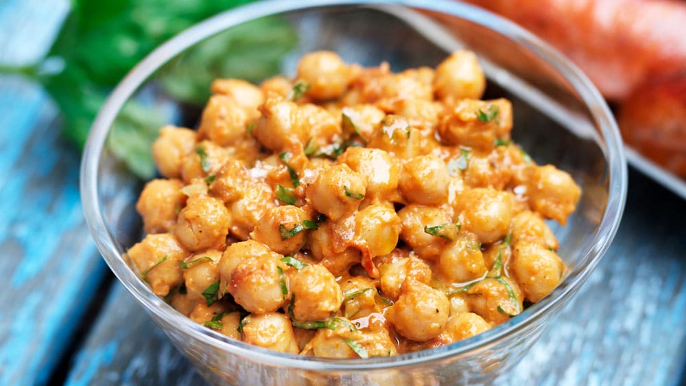 Krämig kikärtssallad med curry, lime och soltorkad tomat