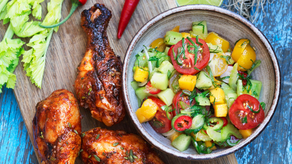 Tomat - och mangosalsa med knipplök, jalapeno och persilja