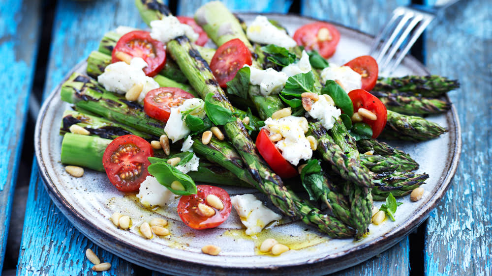 Grillad grön sparris med getost och pinjenötter