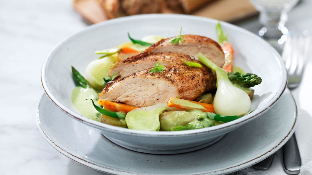 Stekt majskycklingbröst med persiljegräddsås & vårprimörer