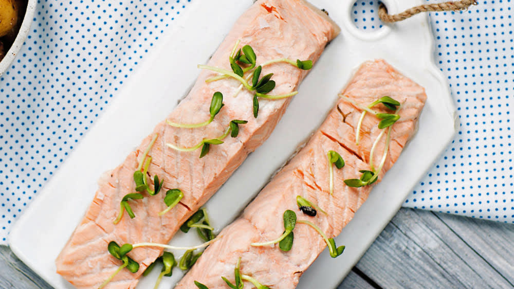 Kokt lax med smörslungade primörer