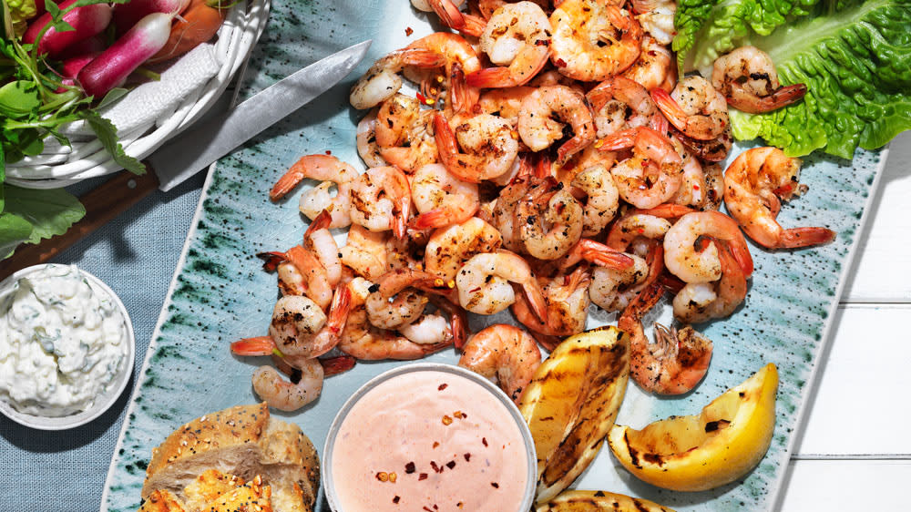 Heta räkor med Rhode Islandsås