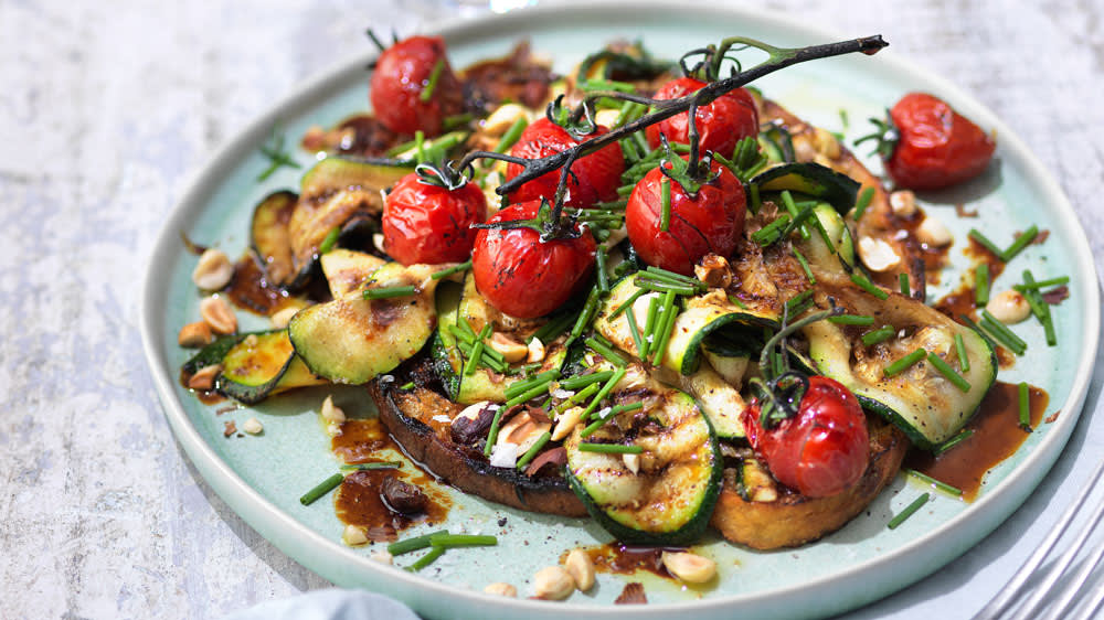 Grillad zucchini- & brödsallad