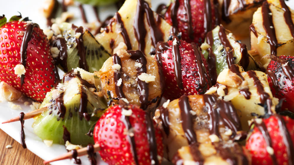 Grillade fruktspett med chokladsås