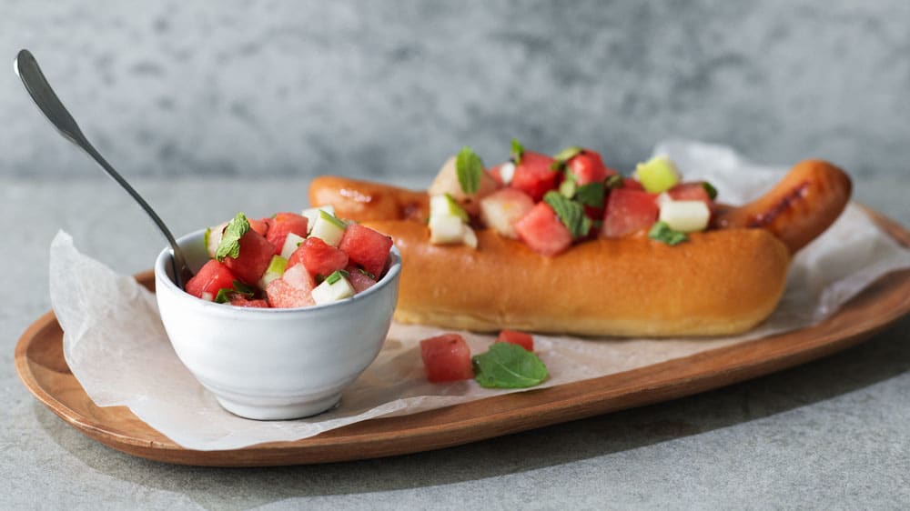 Varmkorv med melon- & äppelsalsa