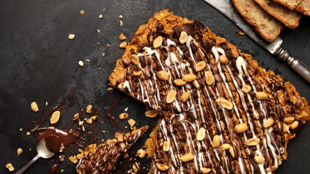 Snickerskaka med jordnötssmör och choklad