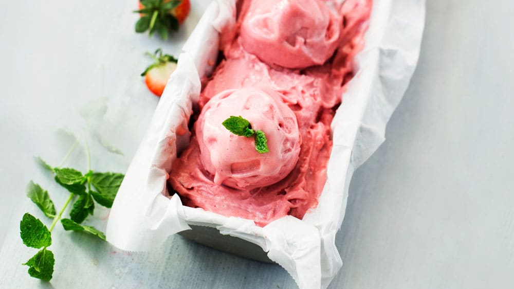 Rabarbersorbet med jordgubbar