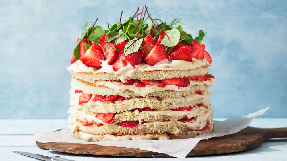 Jordgubbstårta med kokos- & kolagrädde