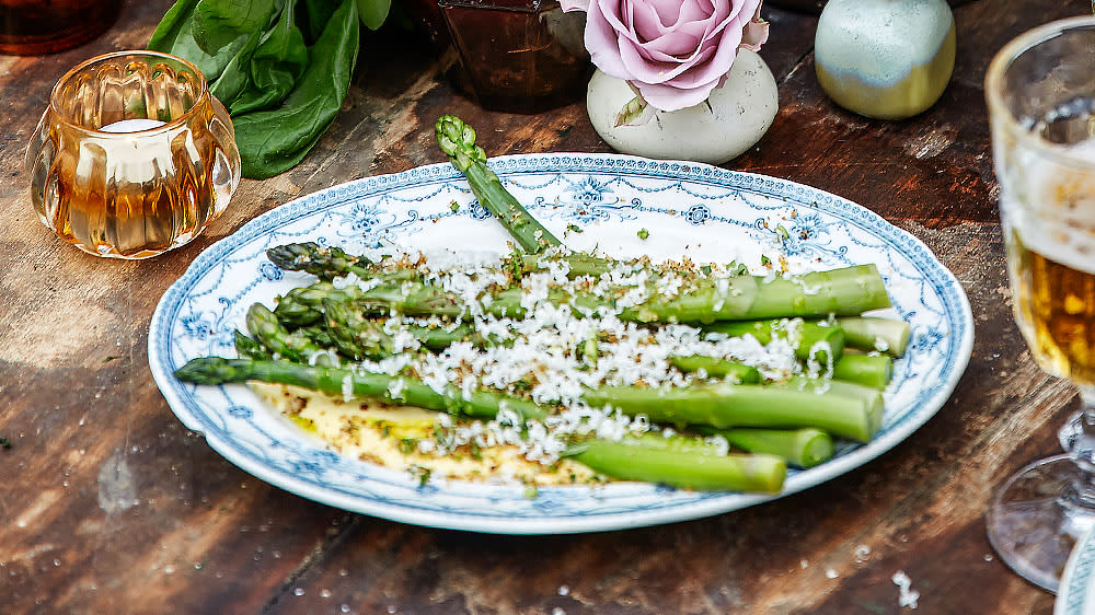 Grön sparris med sardellmayo & örtsmul
