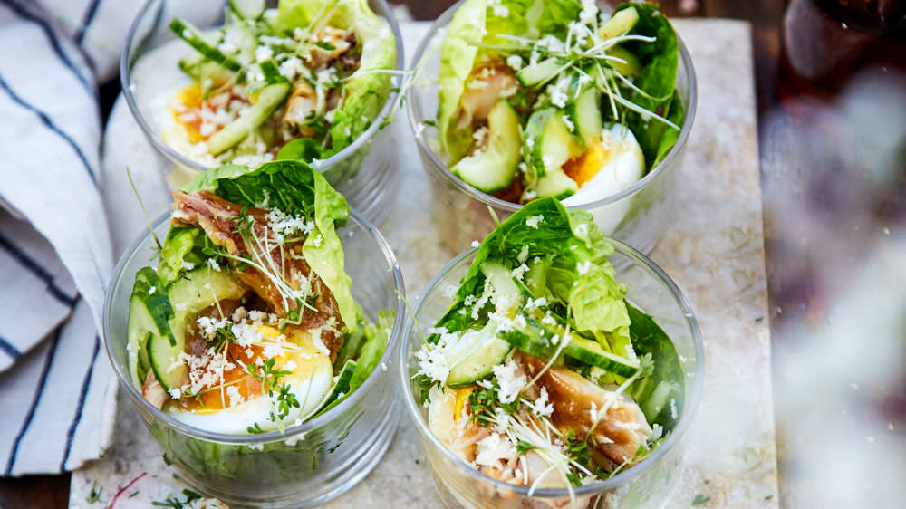 Rökt makrill med gurka, ägg & matjessmör