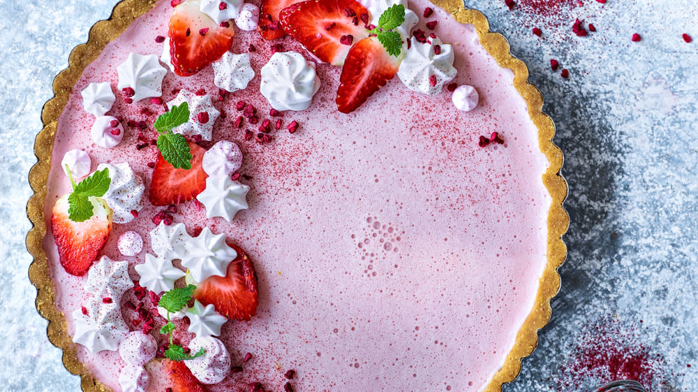 Fryst jordgubbspaj toppad med italiensk maräng