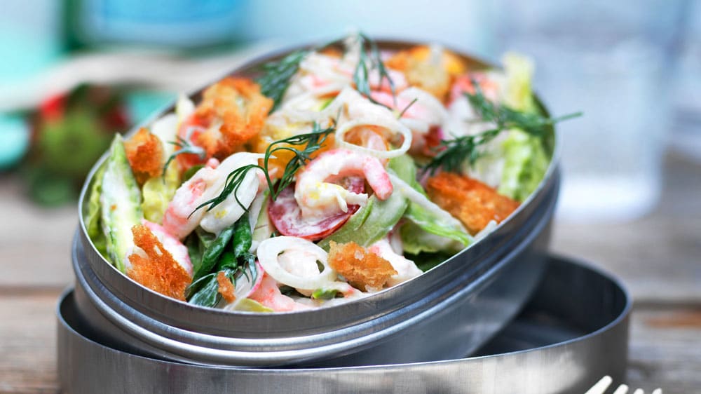 Sommarsallad med räkor och krämig citrondressing