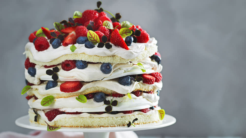 Sommartårta med hallonkesella och bär
