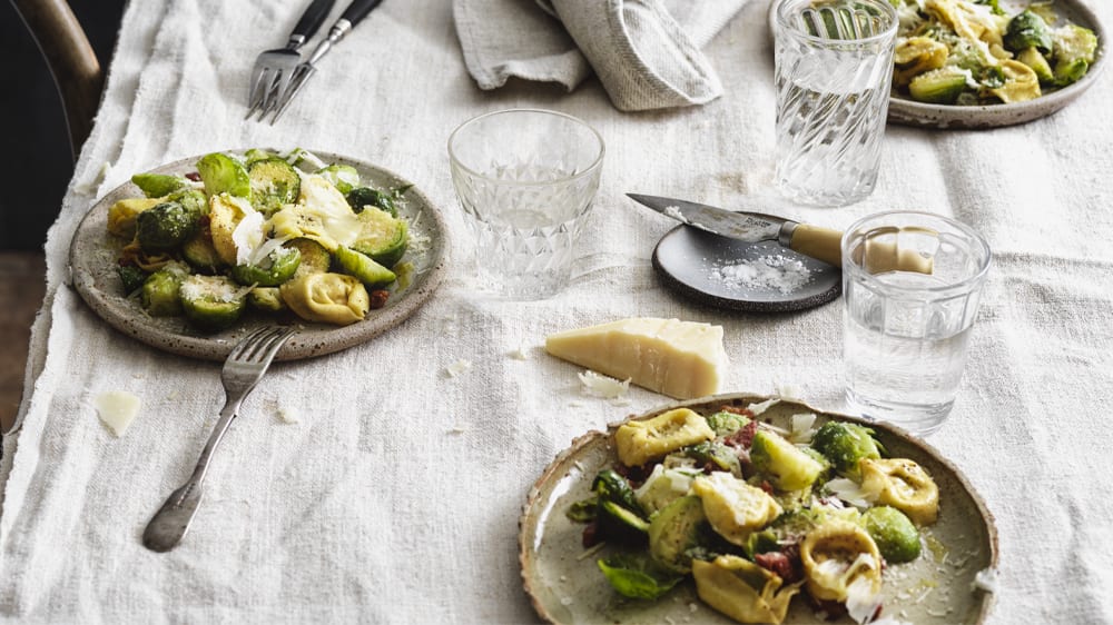 Tortelloni med brysselkål, bacon och parmesanost
