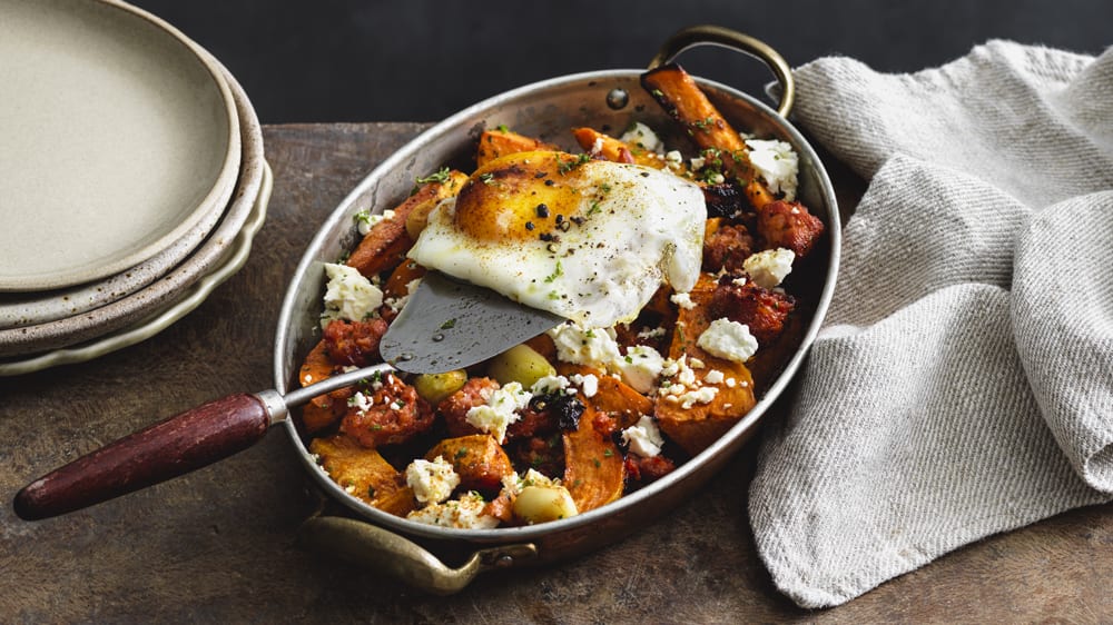 Sötpotatis i ugn med chorizo och stekt ägg