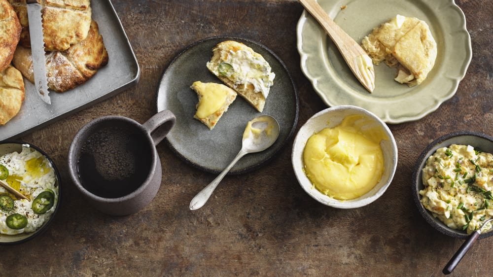 Scones med brynt smör, gurkyoghurt, citroncurd och ägg med ansjovisspread