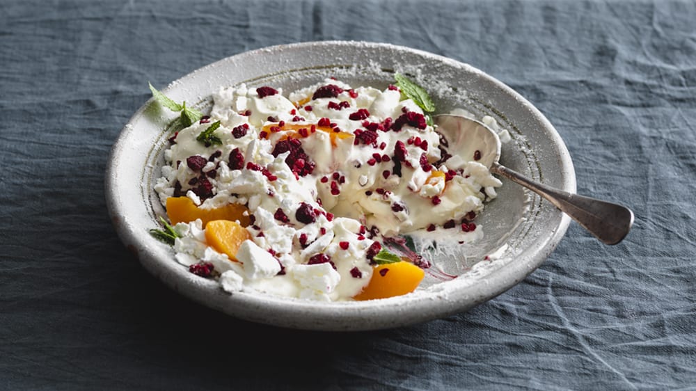 Persikor och hallon med grädde och maräng