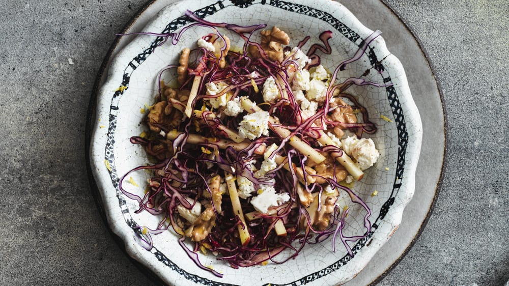 Rödkålssallad med äpple, fetaost och valnötter
