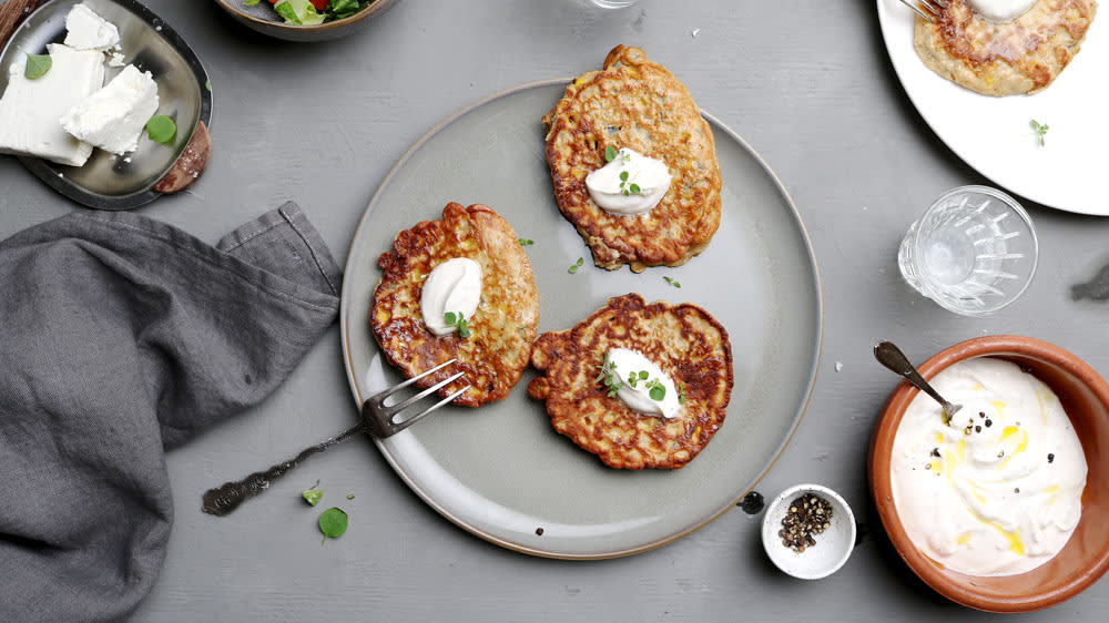 Majs- och kikärtsplättar med fetaostsallad och vitlökssås