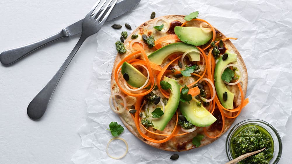 Tortillapizza med avokado & pistou på pumpakärnor