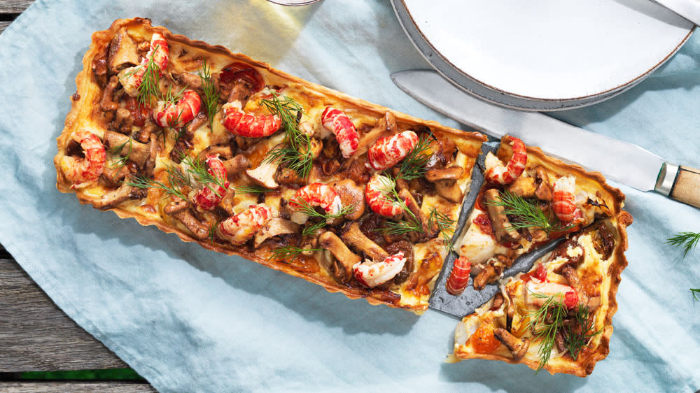 Lökpaj med kantareller & kräftstjärtar