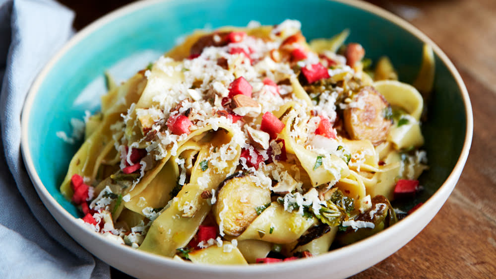 Pappardelle med kål, äpple & mandel