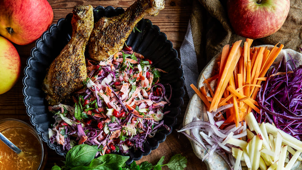 Rostade kycklingklubbor med het äppel- och rödkålsslaw