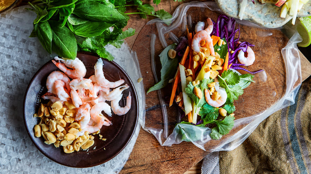 Vietnamesiska vårrullar med krispiga grönsaker, räkor & ingefärsdressing