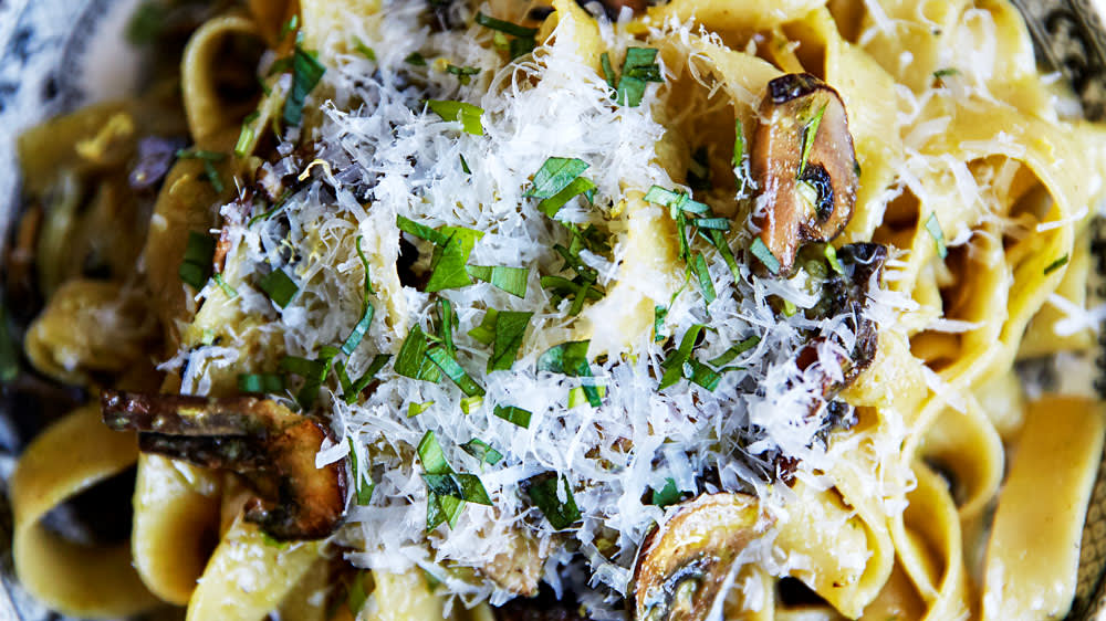 Tagliatelle med fräst svamp & smörig dragonsås