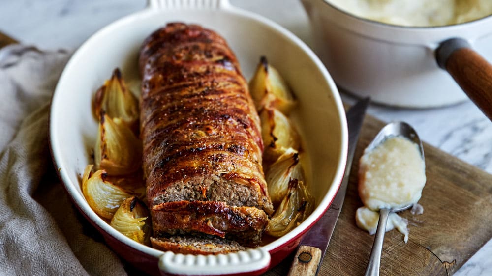 Baconlindad färslimpa med svamp & mandel- och potatispuré