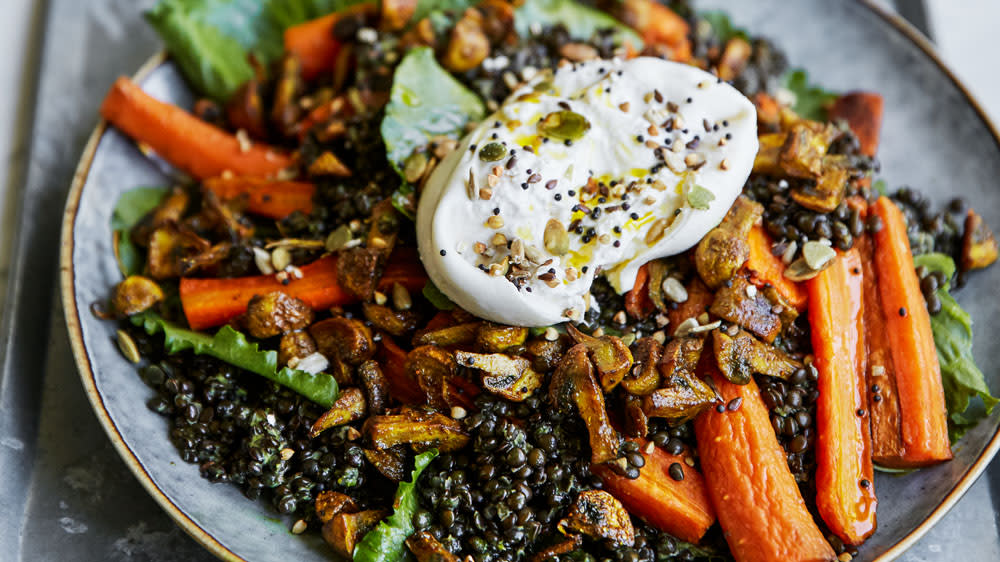 Höstsallad på vitlöksbakad morot, curryfrästa champinjoner & burrata