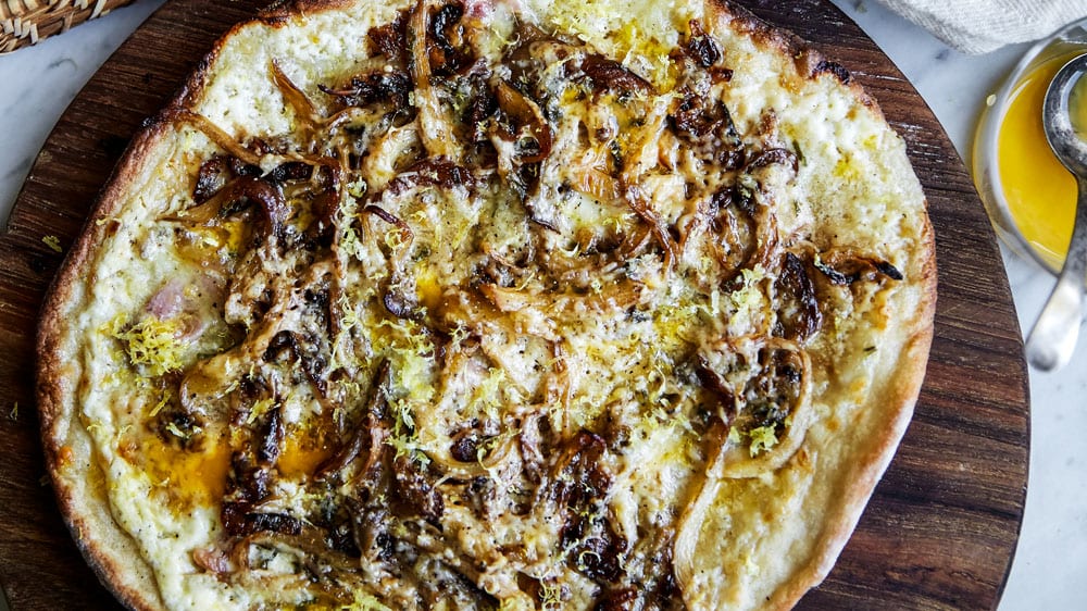 Pizza bianca med ostronskivling, salvia, fläsk & rå äggula