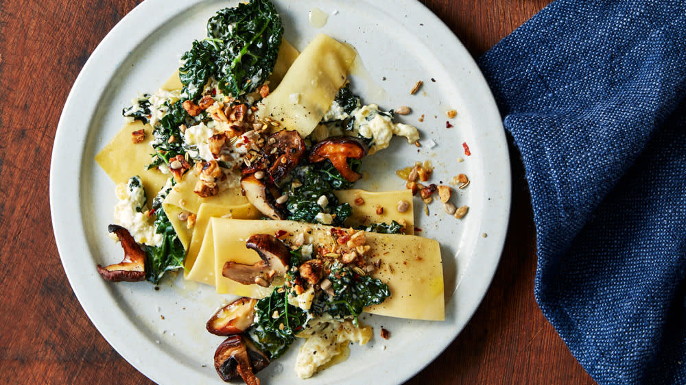 Öppen lasagne med krämig svartkål och valnötsdukkah