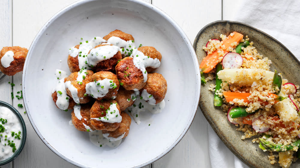 Heta kycklingbullar med bulgursallad