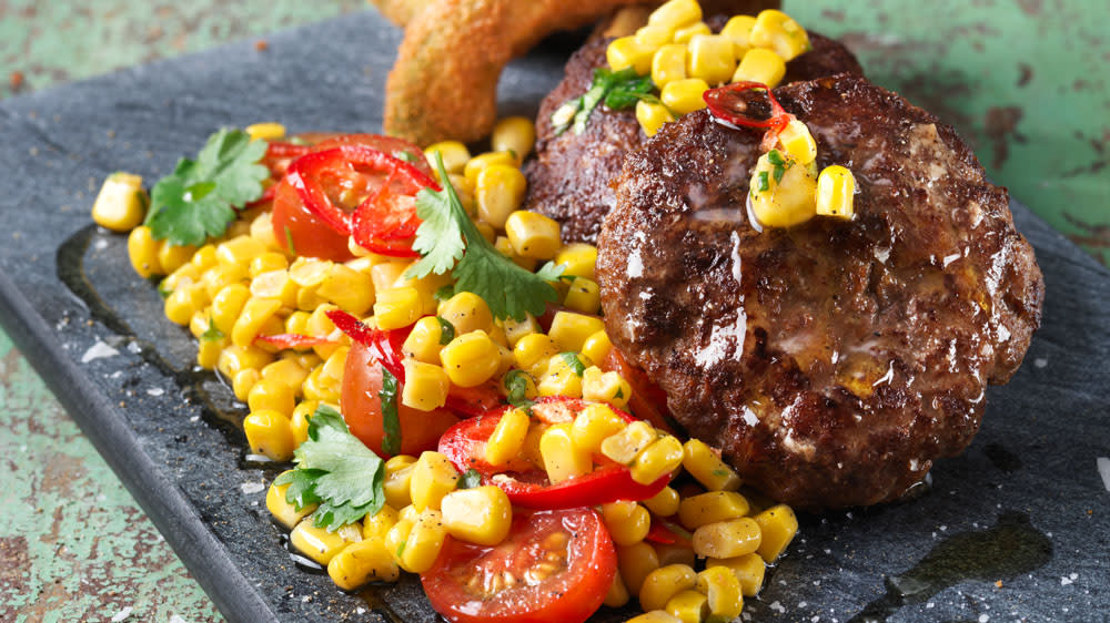 Mexikanska pannbiffar med het majssalsa och friterad avokado