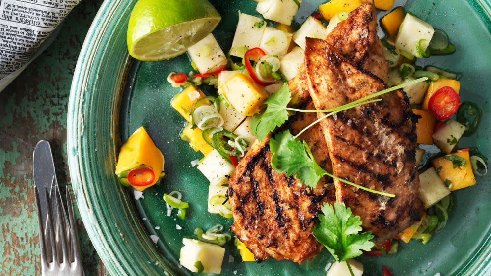 Brasiliansk kyckling med ananas, mangosalsa och klyftpotatis