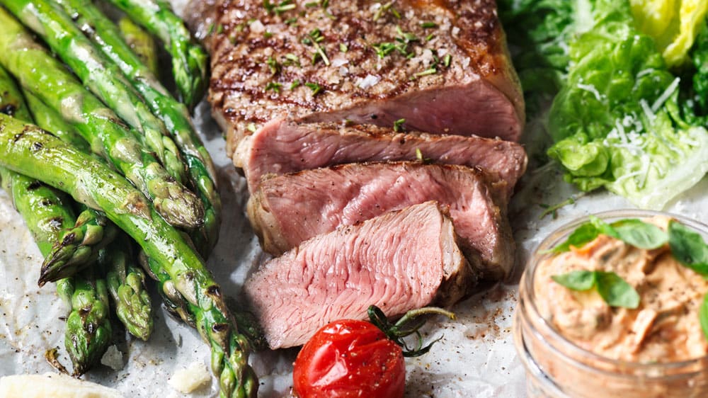 Entrecôte med tomatkräm och rostade grönsaker