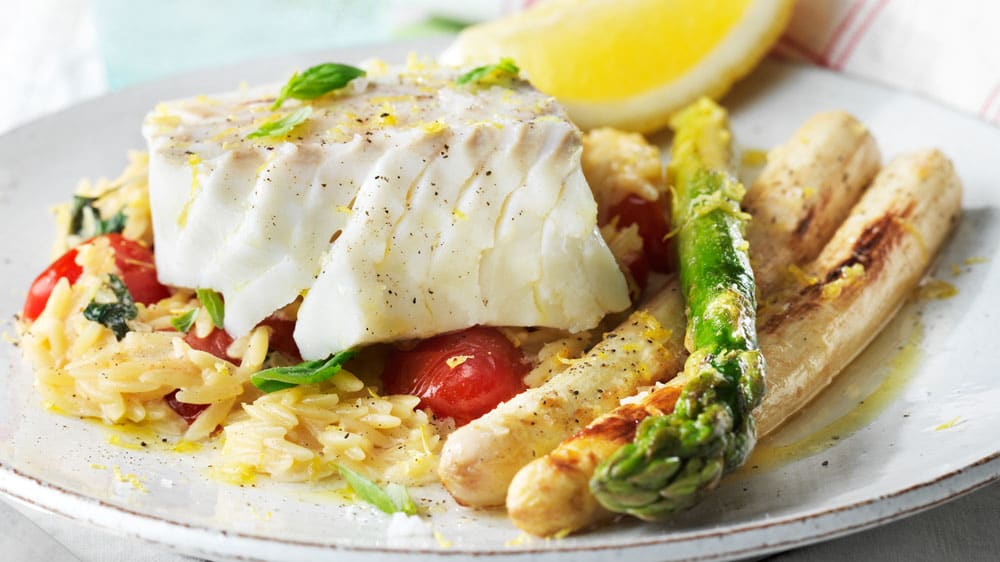 Torskfilé med tomatrisoni och smörstekt sparris