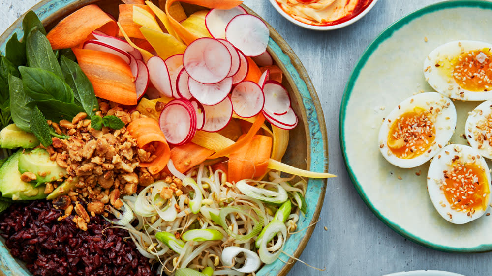 Bibimbap med ägg och chilimajonnäs