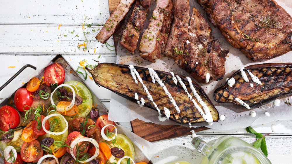 Grillad karré på ben med aubergine och varm tomatsallad i folié