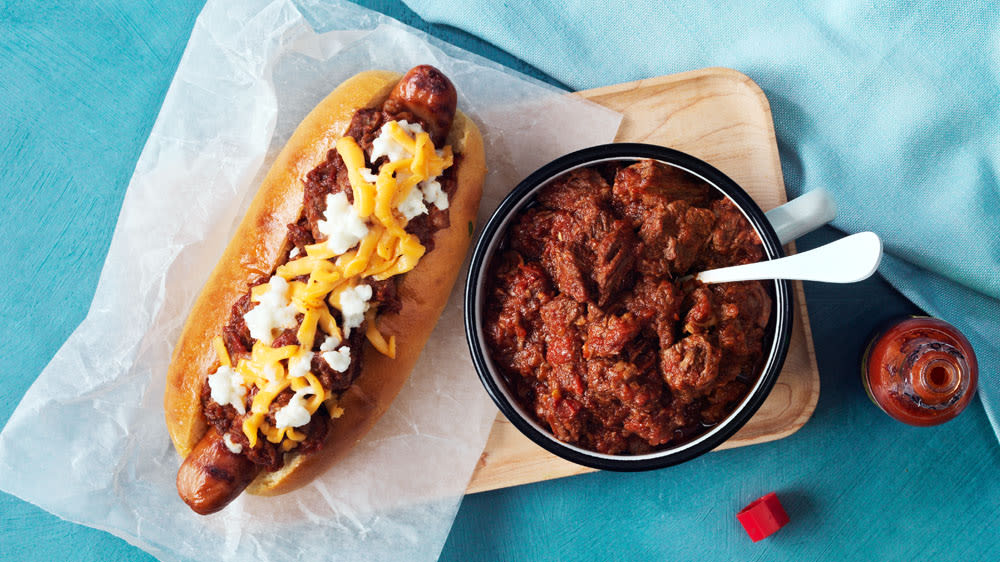 Grillad korv med långkokt chili på högrev och riven cheddar