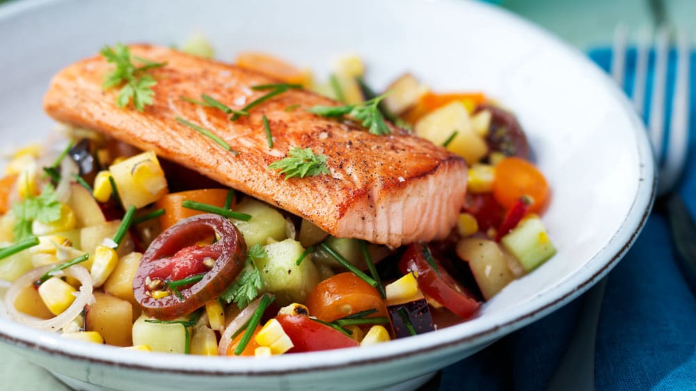 Halstrad lax med salsa på majs, gurka och färska plommon