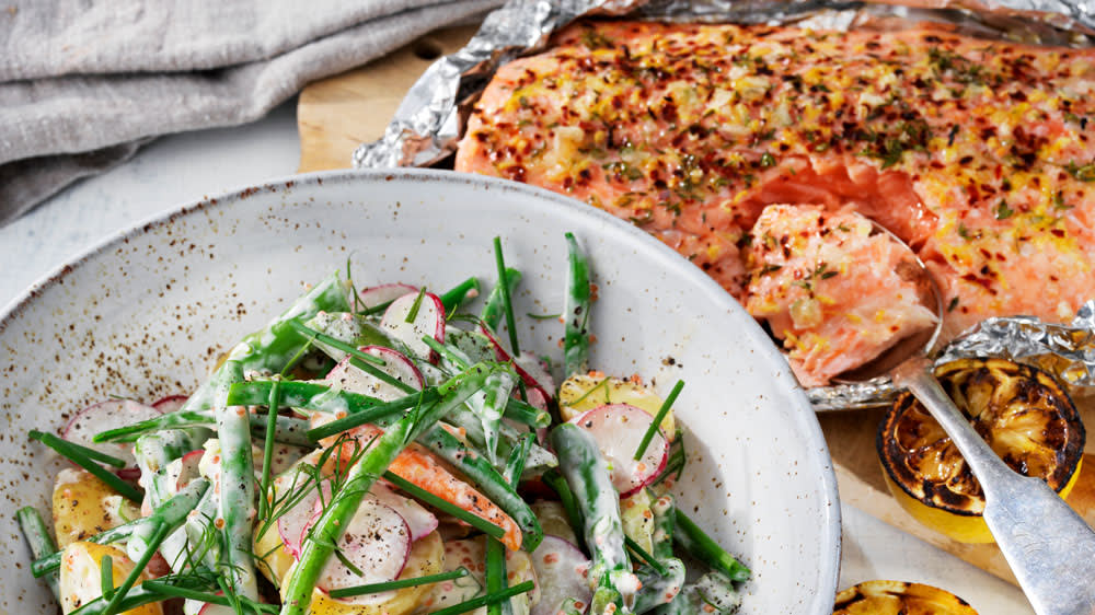 Grillad laxsida med citron, örter & primörsallad i romdressing