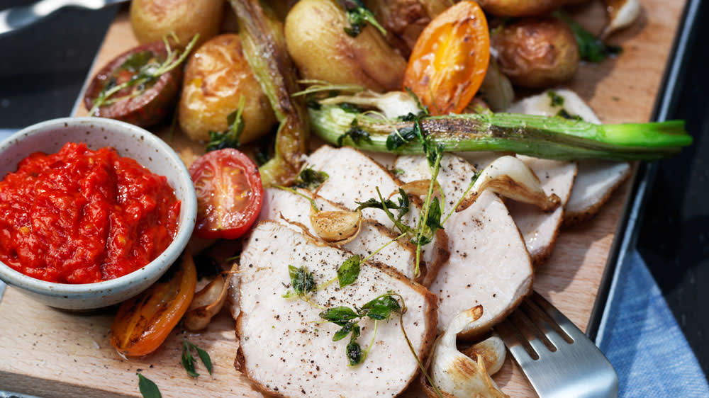 Helstekt fläskytterfilé med rostad färskpotatis och knipplök