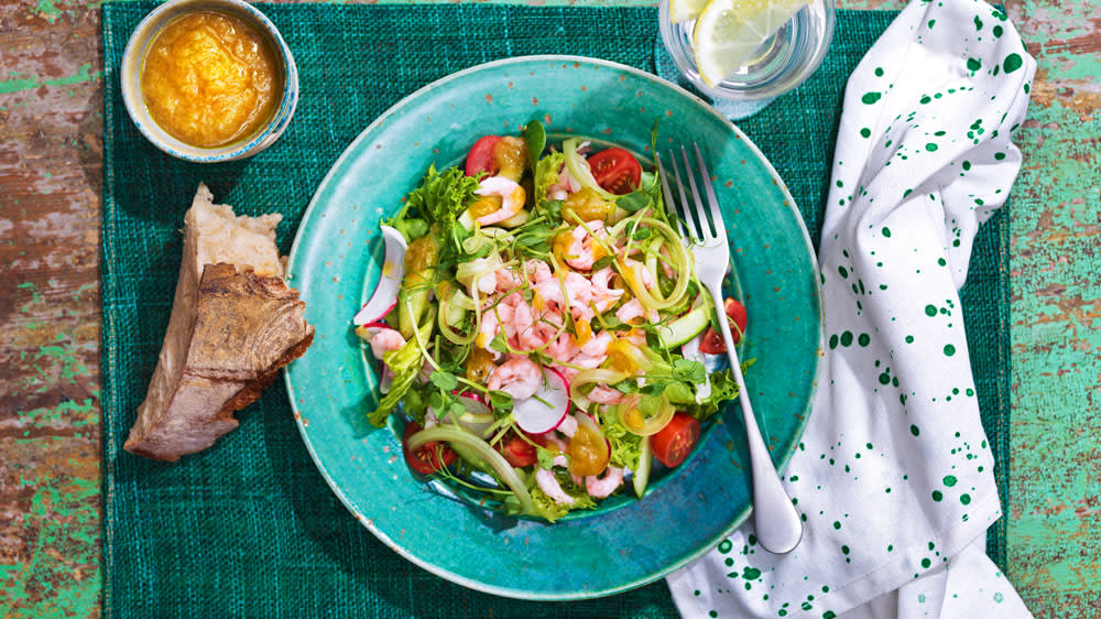 Räksallad med rabarber & rädisor