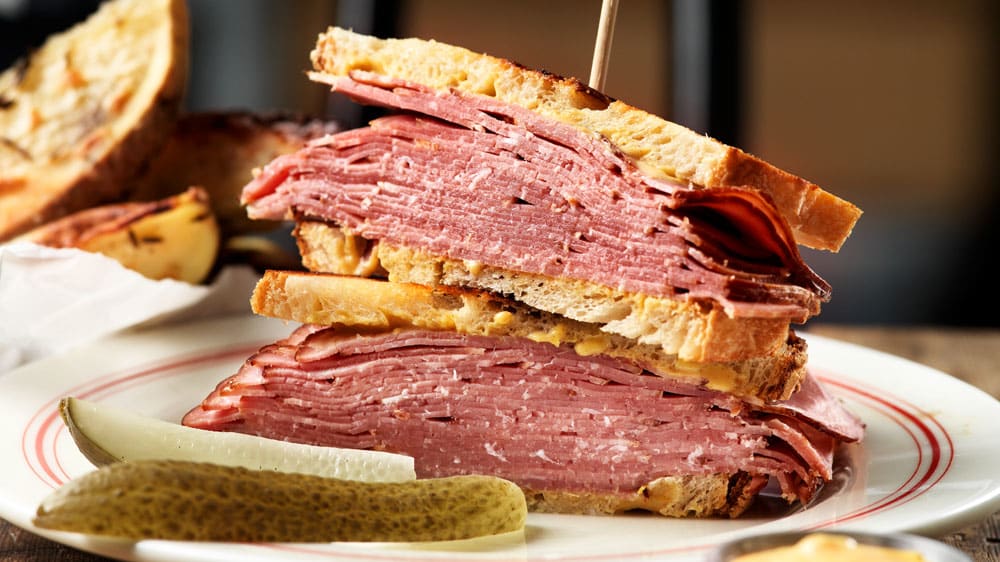 Pastramisandwich och potatisklyftor